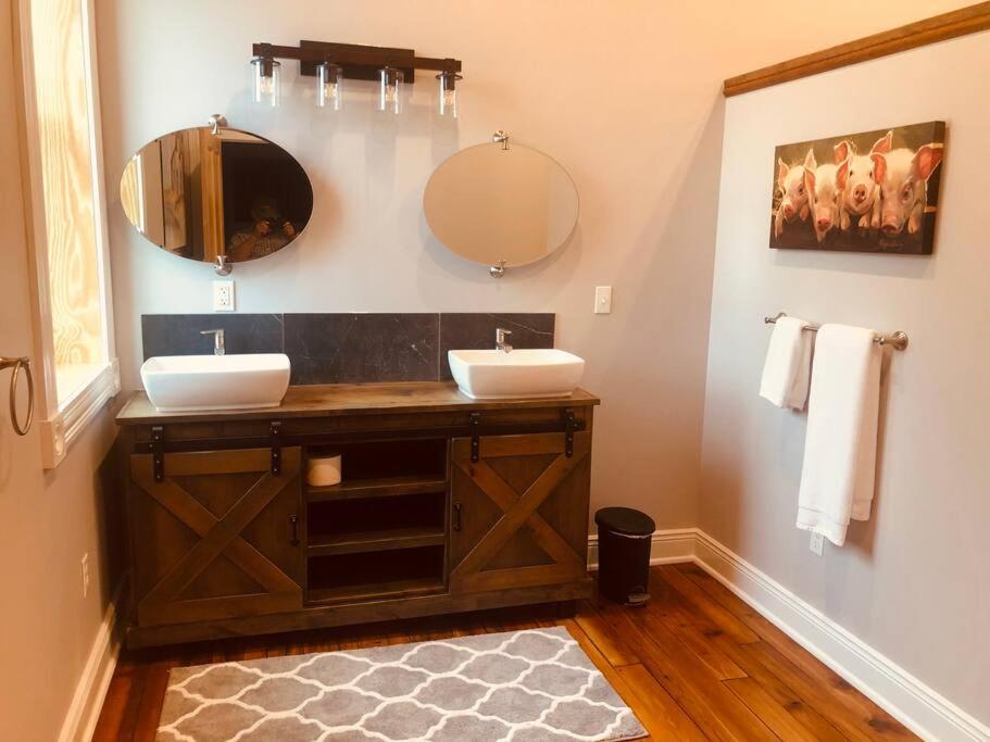 Apartment Triple Brick On Main *