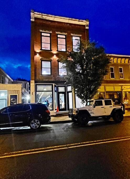 Apartment Triple Brick On Main *